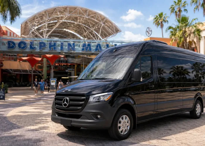 Van Mercedes Sprinter preta na entrada do Dolphin Mall em Miami para transporte privativo de compras