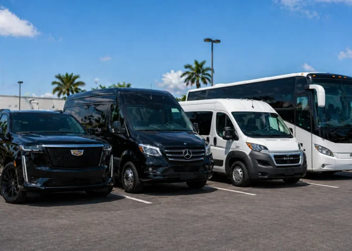 Frota de veículos para grupos em Miami: SUV preto, van Mercedes Sprinter e ônibus de turismo estacionados juntos